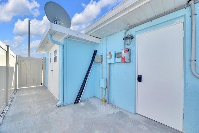 Building Photo - 1015 Spindle Palm Way