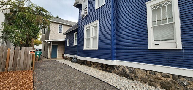 Building Photo - 807 E Mission Ave
