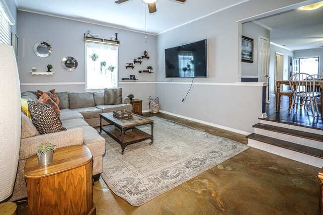 Building Photo - Nice Midtown Bungalow