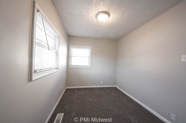 Building Photo - Charming 2-Bedroom Home with 725 Sq Ft in Indianapolis, IN - Must See!