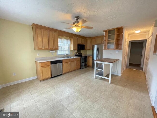 Building Photo - 588 Wakefield Dr