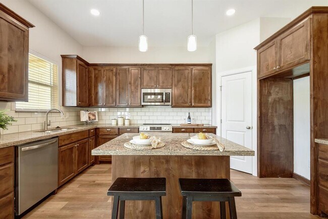 Building Photo - 2109 Meadow View Dr