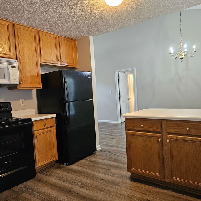 Building Photo - 3 Bedroom Ranch with fenced yard