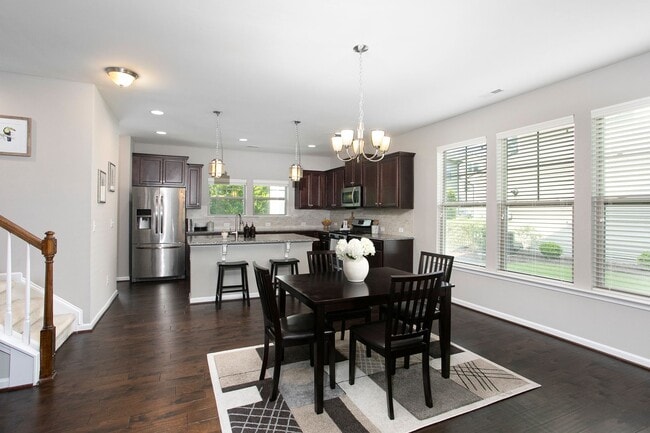 Building Photo - Beautiful 3 bedroom, 2.5 bath end unit townhome home!