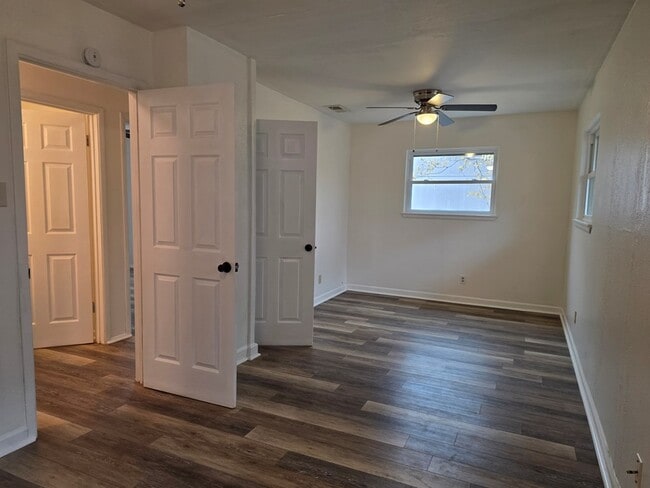 Building Photo - 221 Miller St