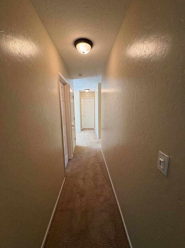 Building Photo - Lovely NW Visalia Home Near Shopping Centers Available Now!