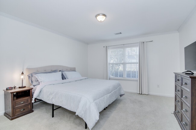 Building Photo - 2044 Lillian Dr