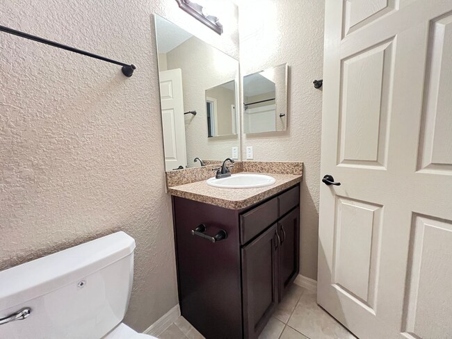 Building Photo - $300 OFF A MONTHS OF RENT! Beautiful 3 Bedroom, 2 Bathroom Home in Ocala!!