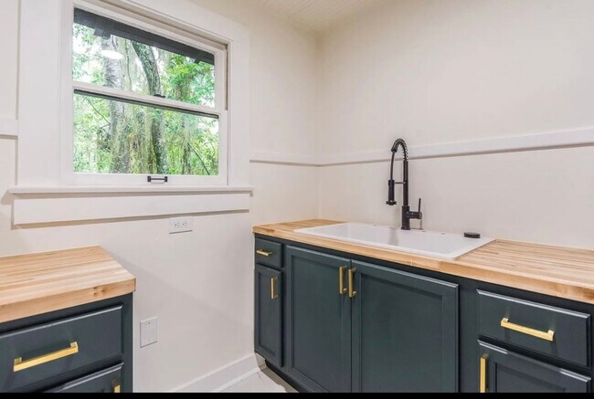 Building Photo - Recently Renovated 2 Bedroom Apartment in ...