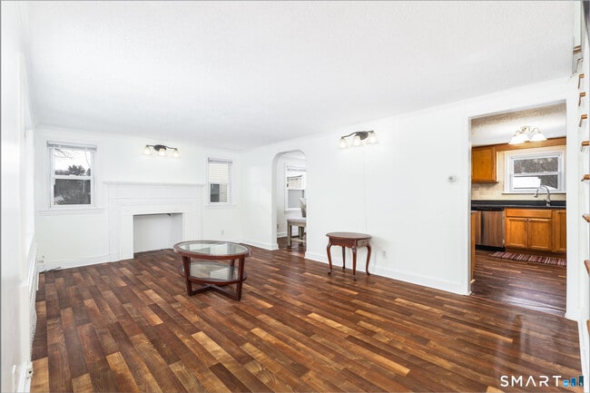 Building Photo - 783 Quaker Ln S