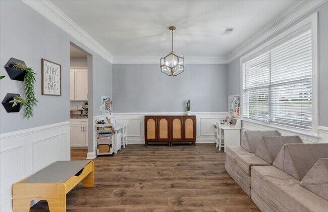 Building Photo - Show stopping 5 bed/3 bath rental in the h...