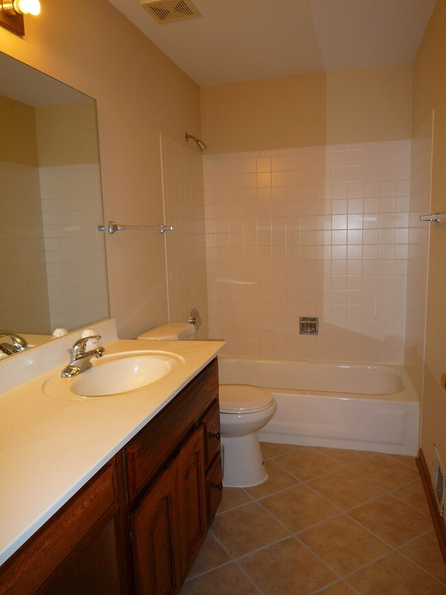 Building Photo - 14039 S Oakdale Cir