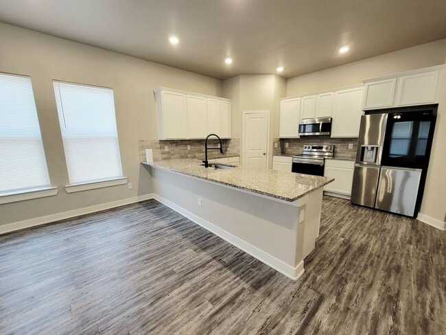 Building Photo - Upland Crossing - 3/2/2 All Appliances Included