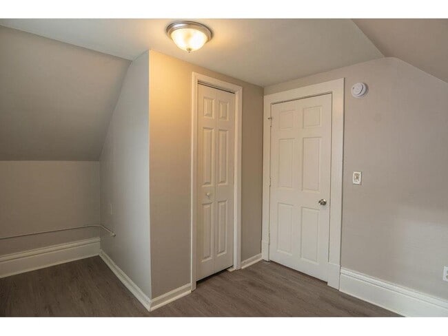 Building Photo - 1220 Burr St N