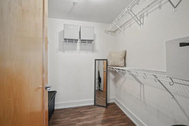 Building Photo - 400 Walnut St