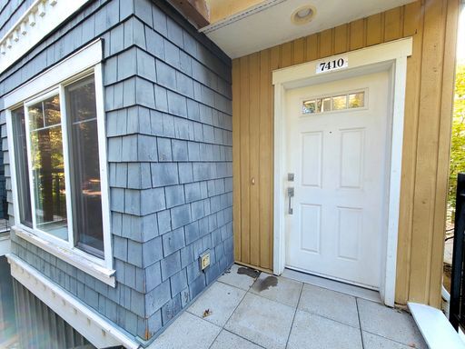 Building Photo - Stunning Three Level Townhome in Green Lak...