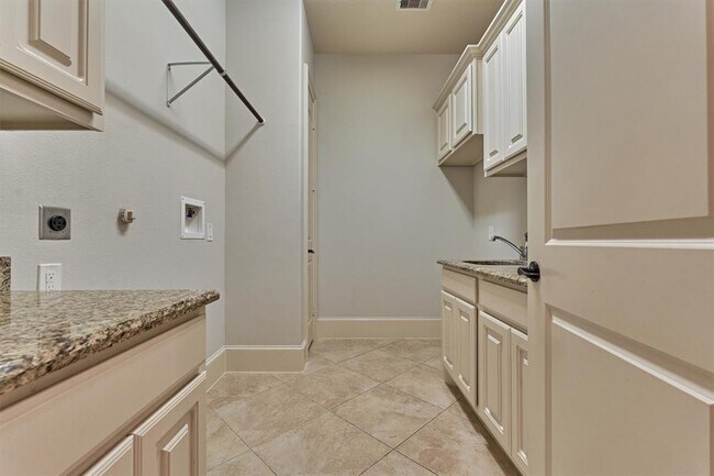 Building Photo - 115 Windfair Loop