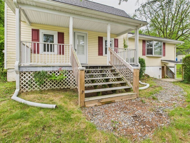 Building Photo - 1036 Albemarle Ave