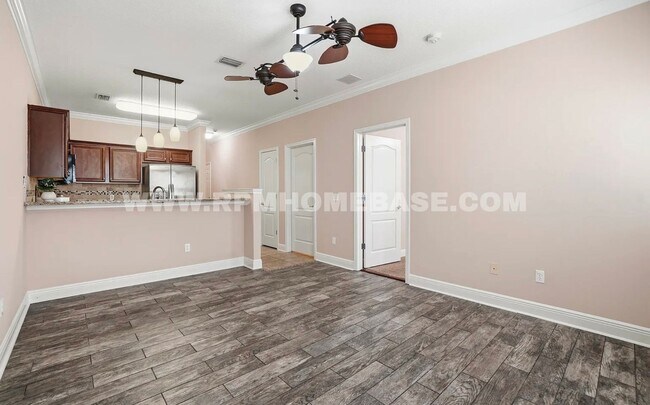 Building Photo - Contemporary 3 Bed 3 Bath Townhome Just 4 Miles from Navarre Beach
