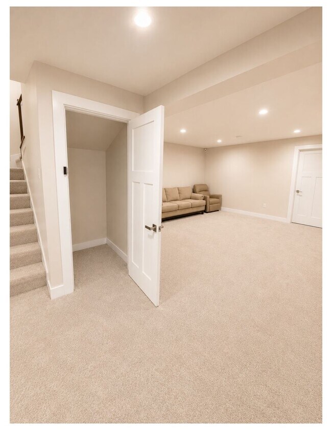 Building Photo - 805 Llanelli Dr
