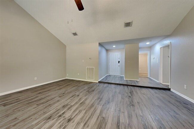 Building Photo - 16854 Gleneagle Dr N