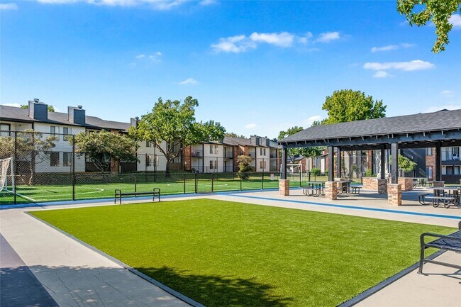 Building Photo - 4600 W Pioneer Dr