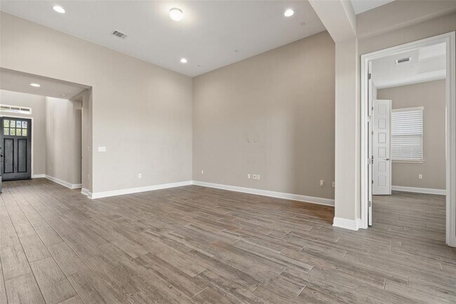 Building Photo - 5004 Mandevilla Dr