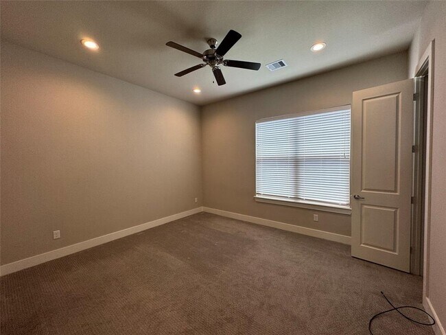 Building Photo - 1106 Olivier Ln