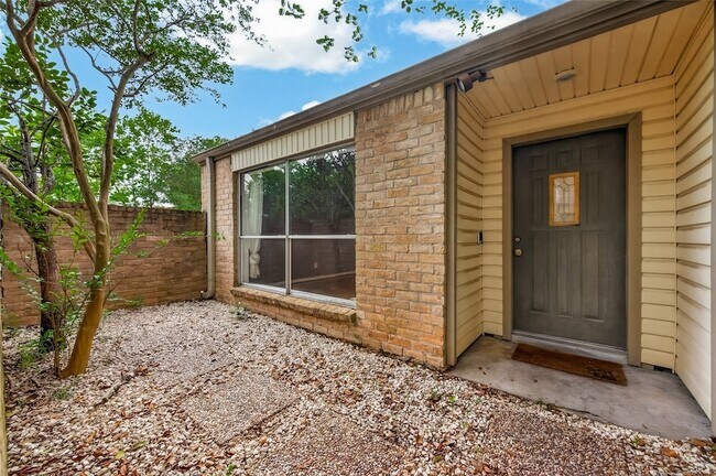 Building Photo - 9118 Wilcrest Dr