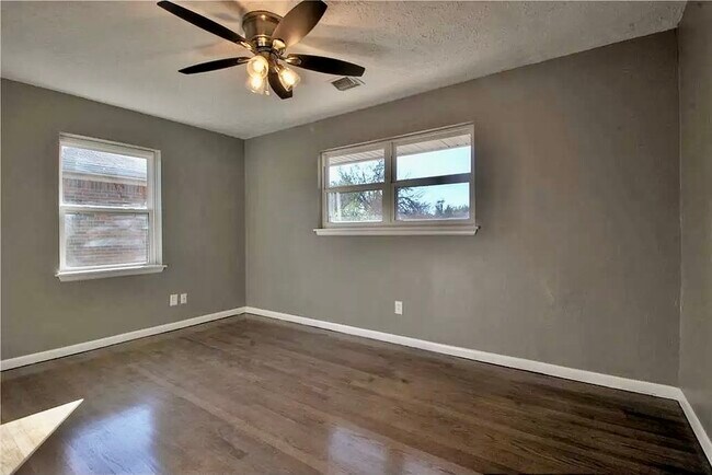 Building Photo - 10616 Greystone Ave