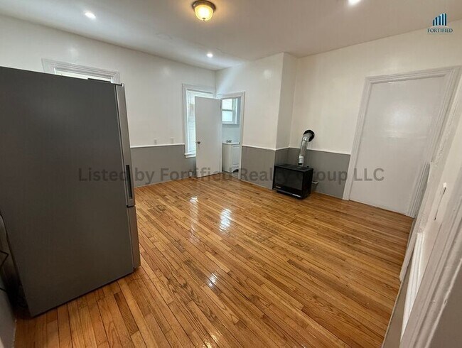 Building Photo - 42 Kilburn St