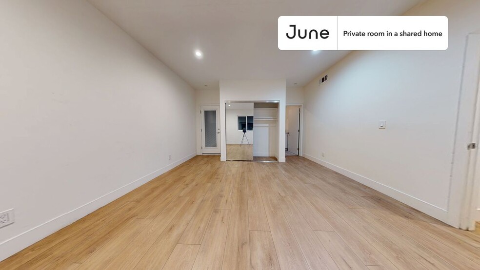 Building Photo - Private bedroom in 4 bed/4 bath Home
