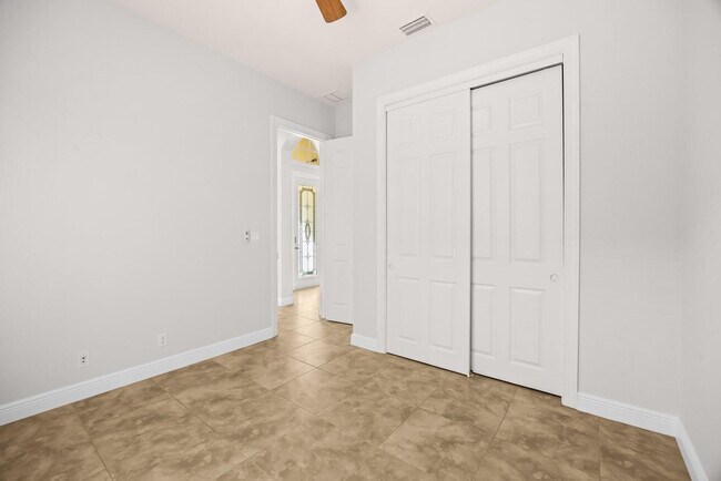 Building Photo - 844 SW Pebble Ln