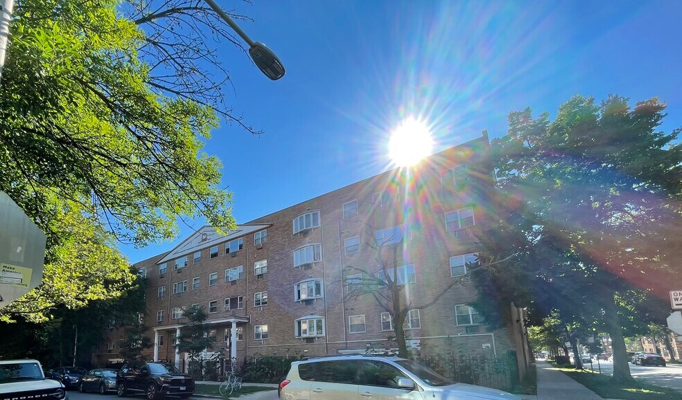Building Photo - 5920 N Kenmore Ave