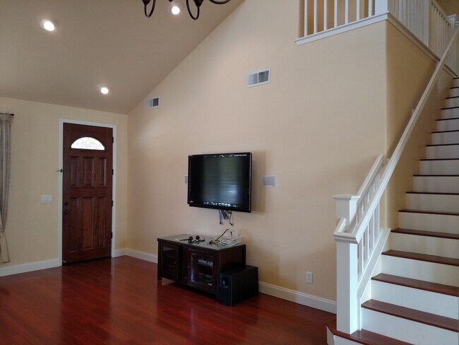 Building Photo - Beautiful Updated 4BD/3BA Two Story Home -...