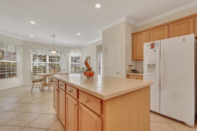 Building Photo - "Spacious Golf and Lagoon View 2 Bed, 2 Bath Rental Home in Sun City!