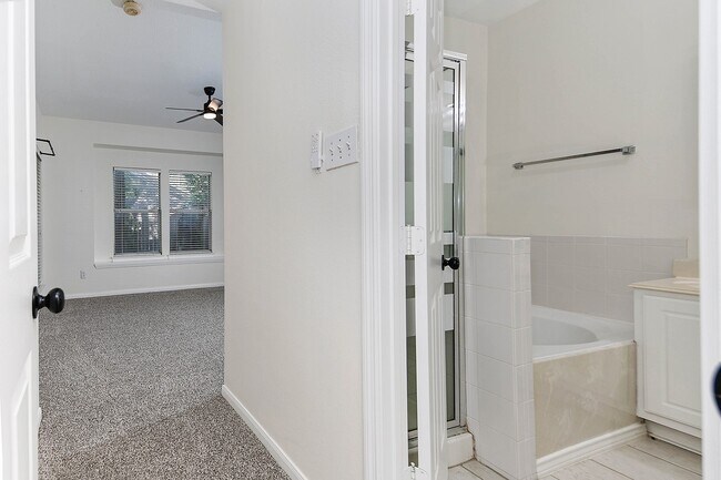 Building Photo - 35 S Avonlea Cir