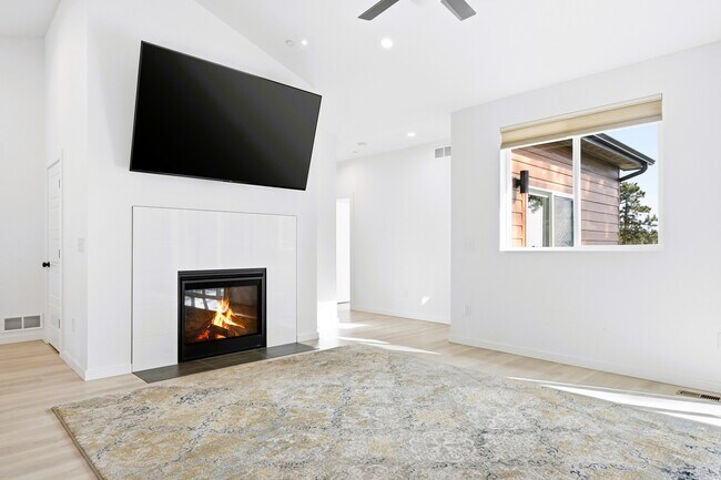 Building Photo - 191 Diamond Dr