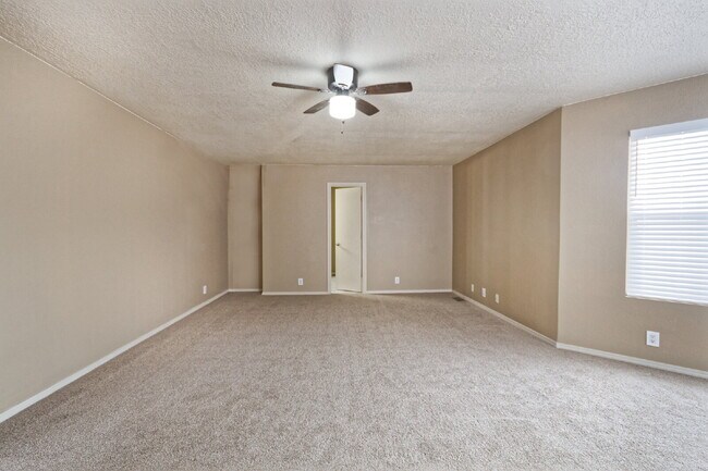 Building Photo - I-40 freeway access nearby. Couple blocks ...