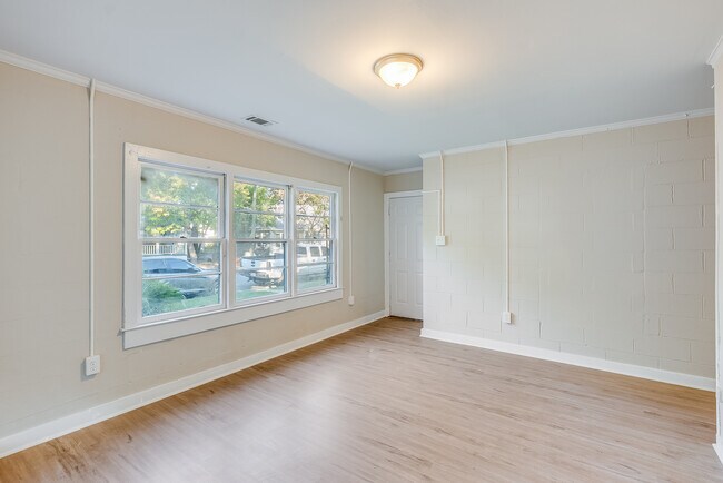 Building Photo - Bright 2 Bedroom Apartment Unit A