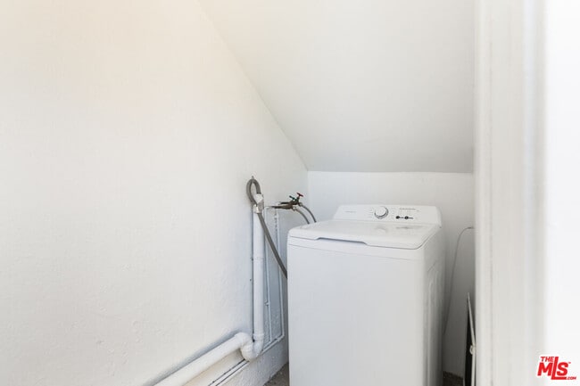 Building Photo - 1533 Meadowbrook Ave