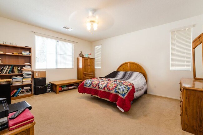 Building Photo - 4 Bed Home for Rent Palmdale CA 93551