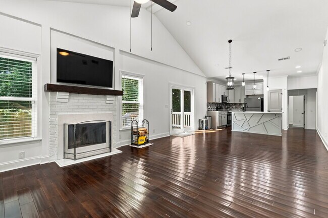 Building Photo - Updated Cottage 5 mins from Uptown Charlotte!