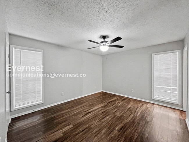 Building Photo - 3 Bed/2 Bath Home with Fenced Yard & Garage / Pet-Friendly / Available Now!