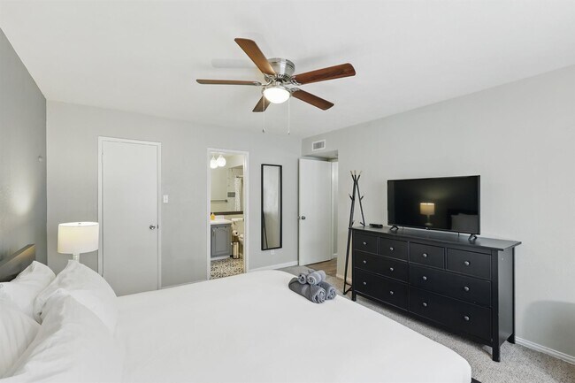 Building Photo - 3454 Livingston Ln