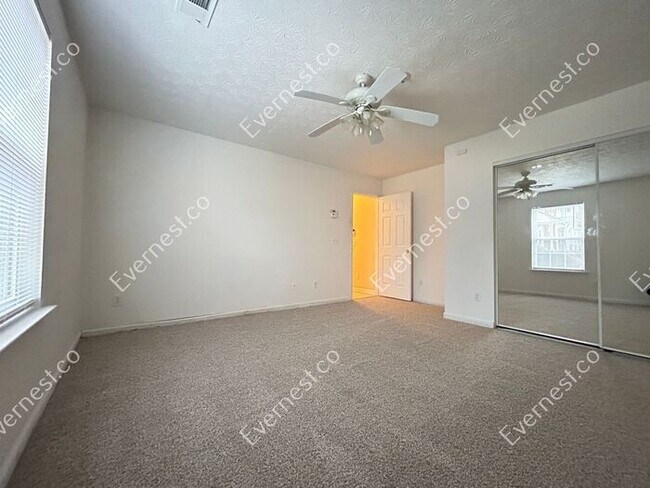 Building Photo - Bright 3-Bedroom Townhome with Ample Space...
