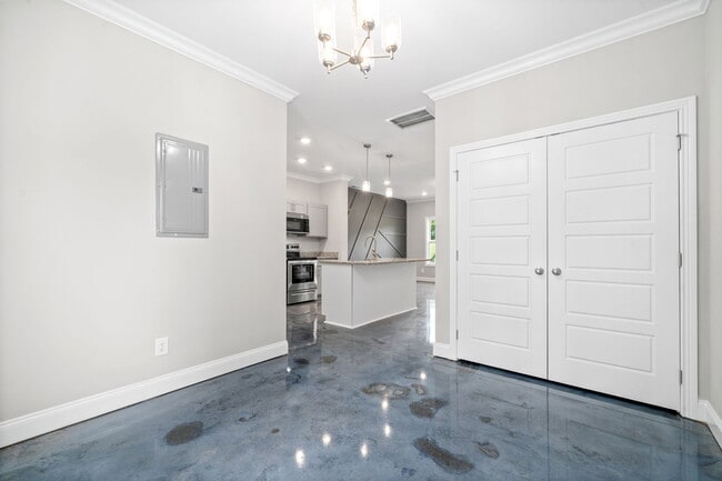 Building Photo - 1305 Dodd St