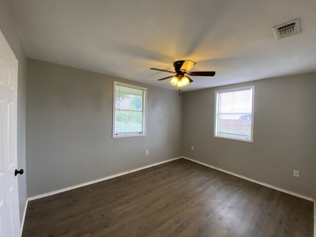 Building Photo - Large family home in Grape Creek!