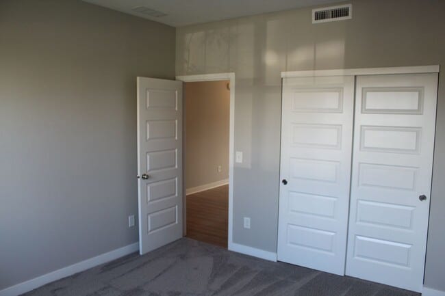 Building Photo - Spacious Move In Ready 5 BR in Avon!