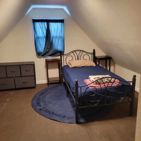 Building Photo - 1213 Center St